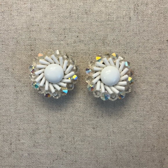 ✨ Vintage White Beaded Clip On Earrings - Picture 4 of 4